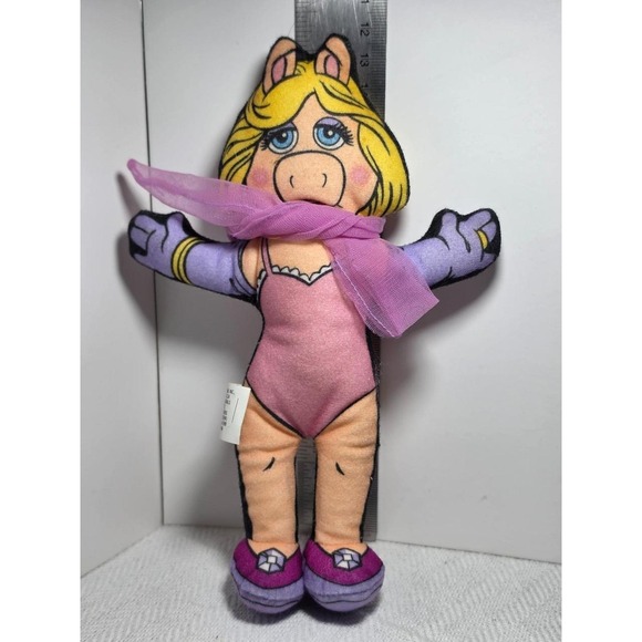 vintage 1998 Blockbuster Video promotional plush of Miss Piggy from The Muppets